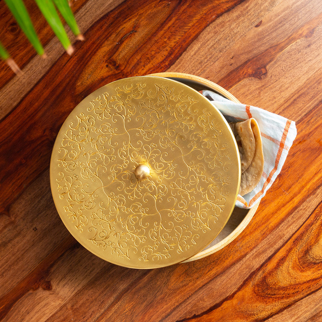 Floral-Etched – Handcrafted Chapati Box in Brass & Mango Wood (1000 ml | Brass Lid with Hand-Etched Floral Motif | Artisan-Made)